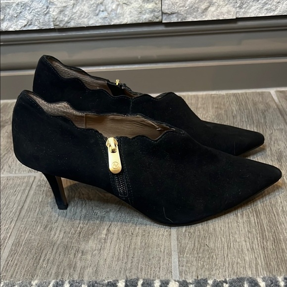 Adrienne Vittadini Black Flats with Pointed Toe and Sleek Design - Picture 2 of 11